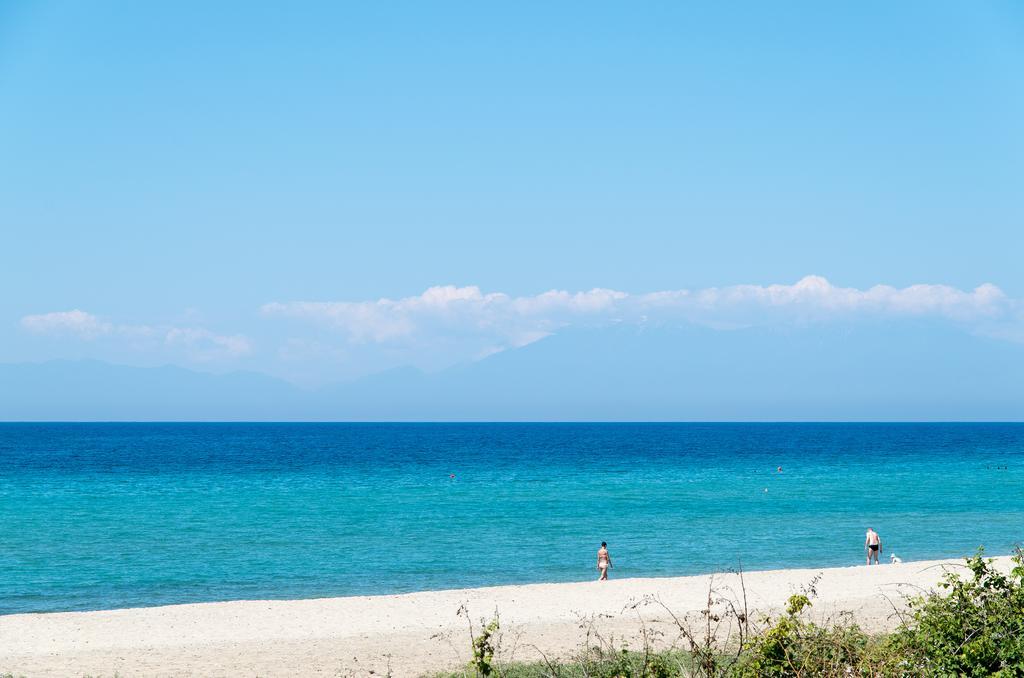 Beach Front Villa Nea Kallikrateia Bagian luar foto